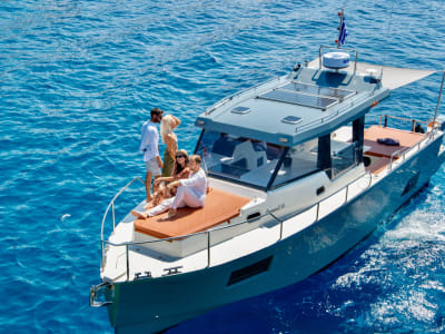 Croisière privée en bateau rapide sur la caldeira de Santorin depuis la baie d'Ammoudi