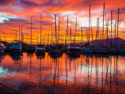 Luxusyacht-Weinprobe bei Sonnenuntergang im Yachthafen von Agios Nikolaos