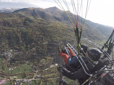 Vol Tandem Paratrike au-dessus de la vallée de Benasque depuis Castejon de Sos dans les Pyrénées