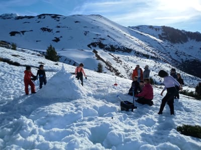 Raquetas de nieve familiares en la estación de Hautacam con construcción de iglús