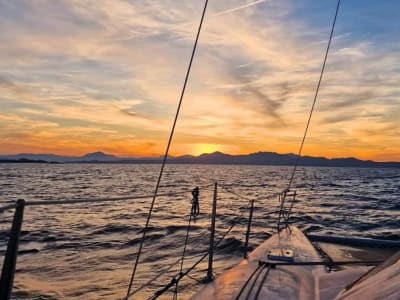 Excursión en catamarán al atardecer a la playa de Pittulongu en Olbia, Cerdeña