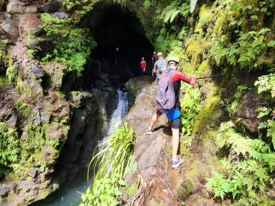 Excursión acuática por los lavatubos de Tahití