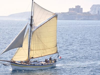 Voile dans le Parc National des Calanques depuis le Vieux-Port de Marseille