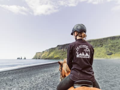 Paseo a caballo por la playa de arena negra del sur de Islandia desde Vík í Mýrdal
