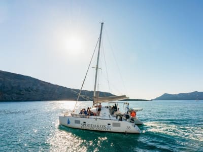 Crucero en catamarán desde el puerto deportivo de Ammoudi con barbacoa y cócteles en Santorini