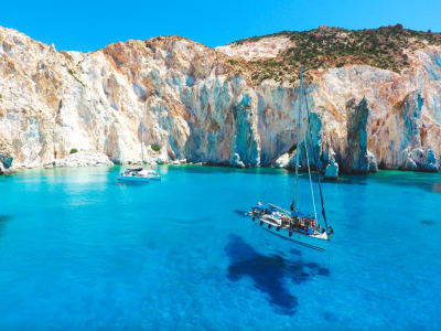 Excursión de un día por Milos y Poliegos en catamarán semiprivado