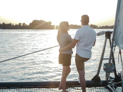 Katamaran-Kreuzfahrt bei Sonnenuntergang in der Bucht von Concarneau, Finistère