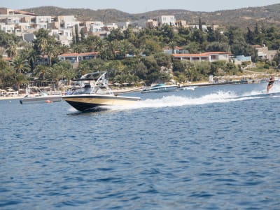 Le bateau à moteur en Chalcidique