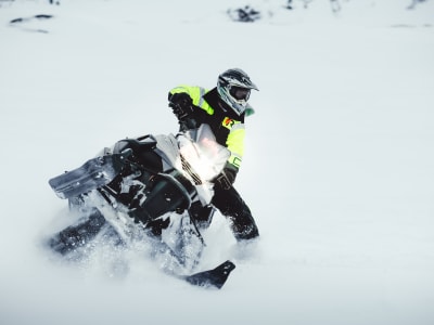 Excursión en moto de nieve en el glaciar Langjokull, Islandia