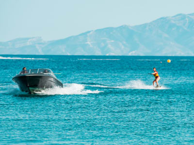 Clase de wakeboard en la playa de Mykonos