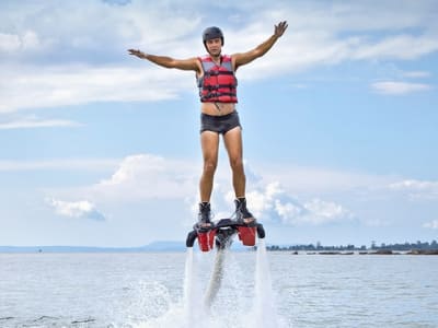 Flyboard-Session am Strand von Perivolos, Santorin