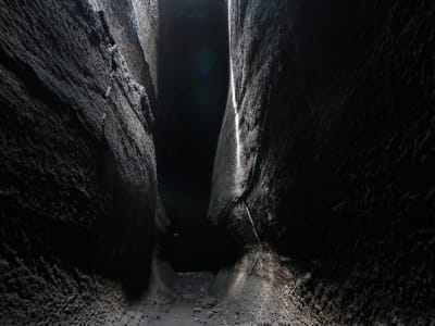 Excursión a pie a la Grotta di Serracozzo en el Etna