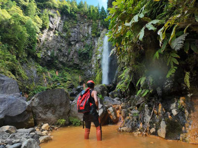 Barranquismo en São Miguel en el cañón de las Lombadas, Azores