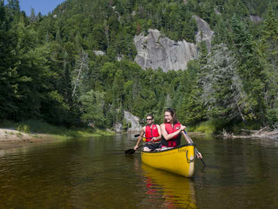 Kanu- oder Kajakfahren auf dem gewundenen Fluss Diable im Parc National du Mont-Tremblant