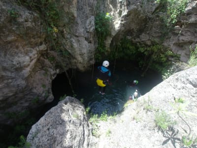 Barranquismo acuático en el Barranco de Mela en Abdet, cerca de Benidorm