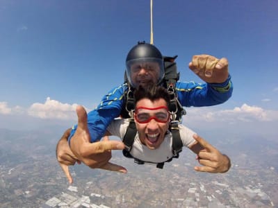 Tandem-Fallschirmsprung aus 4500m über der Amalfiküste bei Neapel