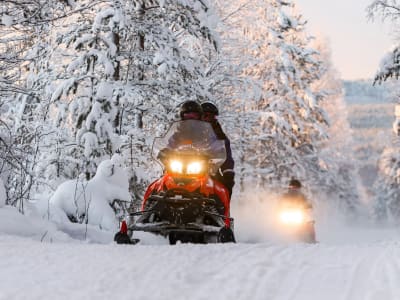 Safari de un día en moto de nieve al Arctic Snowhotel de Laponia desde Rovaniemi