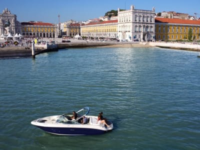 Paseo en barco privado al atardecer por Lisboa