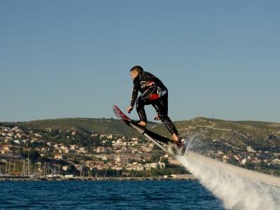 Sesión de hoverboard en la playa de San Jorge de Santorini