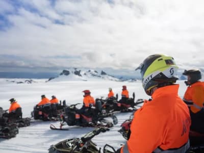 Excursión en moto de nieve y espeleología en el glaciar Langjökull desde Húsafell 