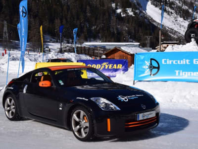 Eisfahrkurs mit mehreren Autos in Tignes