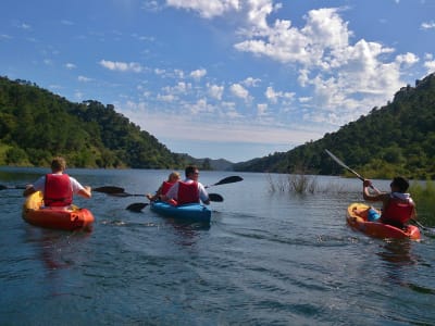 Kayak sur le lac d'Istan près de Marbella, Malaga