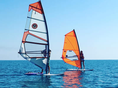 Curso de windsurf para principiantes en Bari Sardo cerca de Tortolì, Cerdeña
