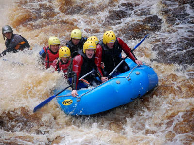 Rafting en eau vive et saut de falaise sur la rivière Findhorn, près d'Inverness.