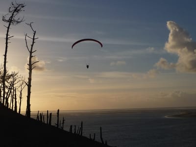 Parapente biplaza en la Duna de Pilat, cerca de Burdeos