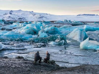 Spéléologie dans la grotte de glace du glacier Vatnajökull au départ de Jökulsárlón