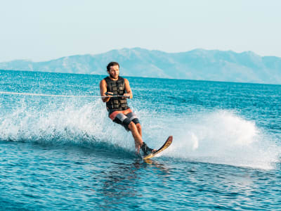 Leçon de ski nautique à la plage de Super Paradise à Mykonos