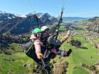 Tandem-Gleitschirmflug in Charmey, Schweiz
