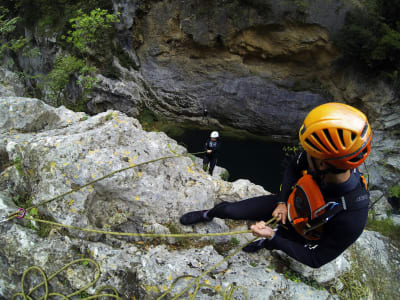 Canyoning sportif dans la rivière Cetina près d'Omiš