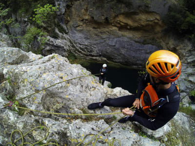 Canyoning sportif dans la rivière Cetina près d'Omiš