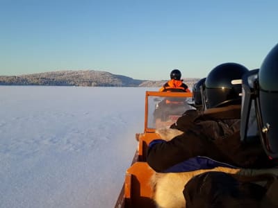 Safari de pêche sur glace et expérience avec des rennes au lac Inari depuis Saariselkä