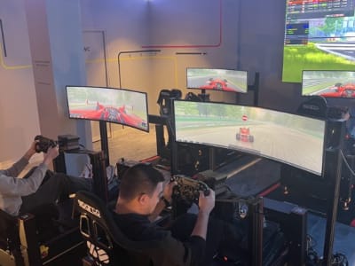 Car racing simulator in Paris