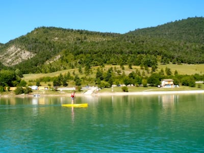 Verleih von Stehpaddeln auf dem Castillon-See in der Region Verdon