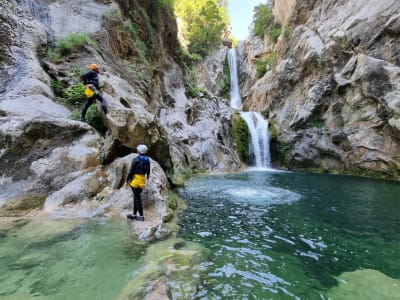 Descenso de barrancos para principiantes en el cañón del río Cetina, cerca de Omis