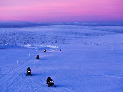 Excursión en moto de nieve y pesca en hielo en Rovaniemi