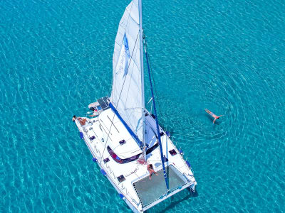 Crucero matinal de medio día en catamarán desde Adamantas en Milos