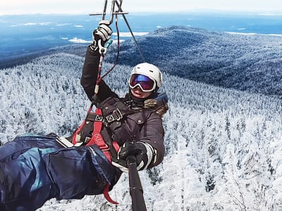 Tirolina invernal en el Monte Catalina, en los Laurentinos