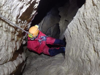 Initiation à la spéléologie dans la grotte de Mégevette, Haute Savoie