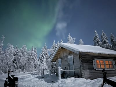 Abend in einer lappländischen Blockhütte zur Beobachtung der Nordlichter von Rovaniemi aus