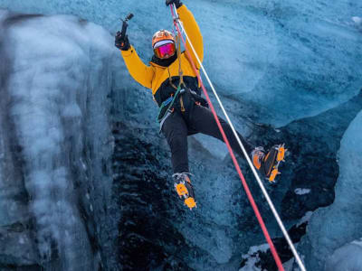 Excursion en tyrolienne et spéléologie sur le glacier Vatnajökull près de la lagune du glacier Jökulsárlón