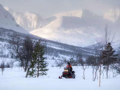 Schneemobilsafari mit Eisdomen und Rentierbesuch ab Tromsø