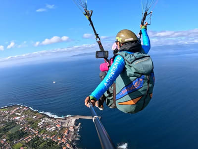Tandem-Gleitschirmflug über São Miguel, Azoreninsel