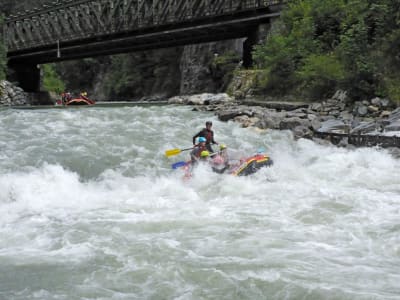 Action Rafting sur la rivière Salzach à Schwarzach près de Salzbourg, Autriche