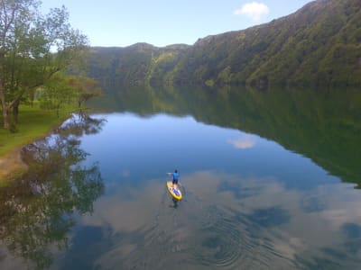 Cours de stand up paddle sur le lac de Sete Cidades sur l'île de São Miguel, Açores