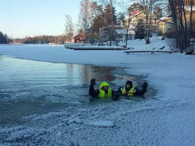 Glace flottante dans le canal d'Oravi près du parc national de Linnansaari
