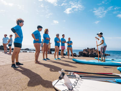 Clases de Stand Up Paddle en la playa de El Poril, cerca de Playa Chica, Puerto del Carmen